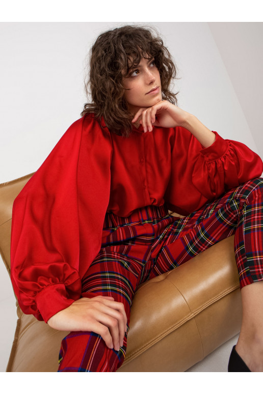 Tmavě červená imitace saténové košile...