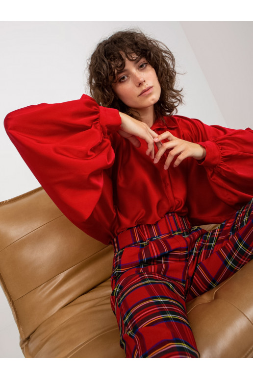 Tmavě červená imitace saténové košile...