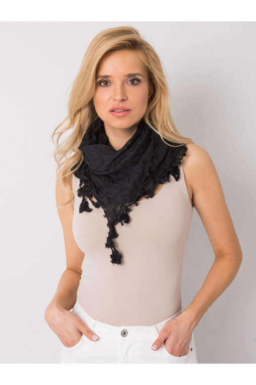 Černý šátek s třásněmi