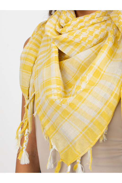Světle žluto-bílý kostkovaný šátek...