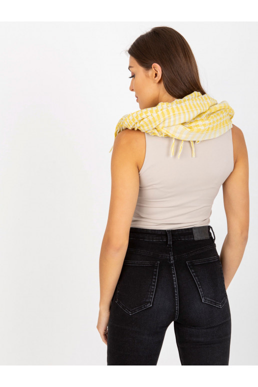 Světle žluto-bílý kostkovaný šátek...