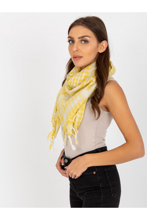 Světle žluto-bílý kostkovaný šátek...
