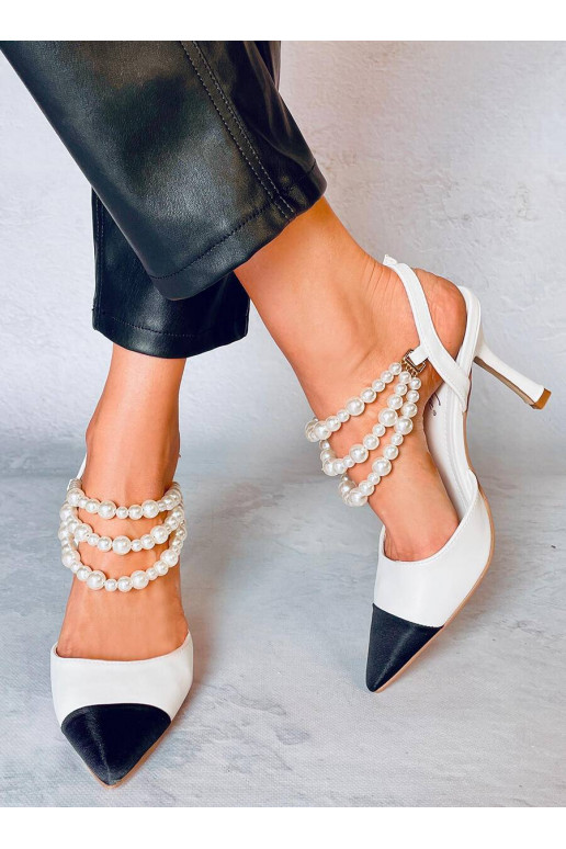 Bateliai  su perlų papuošimais...