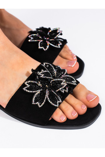 Černé dámské nazouváky s ozdobou 2