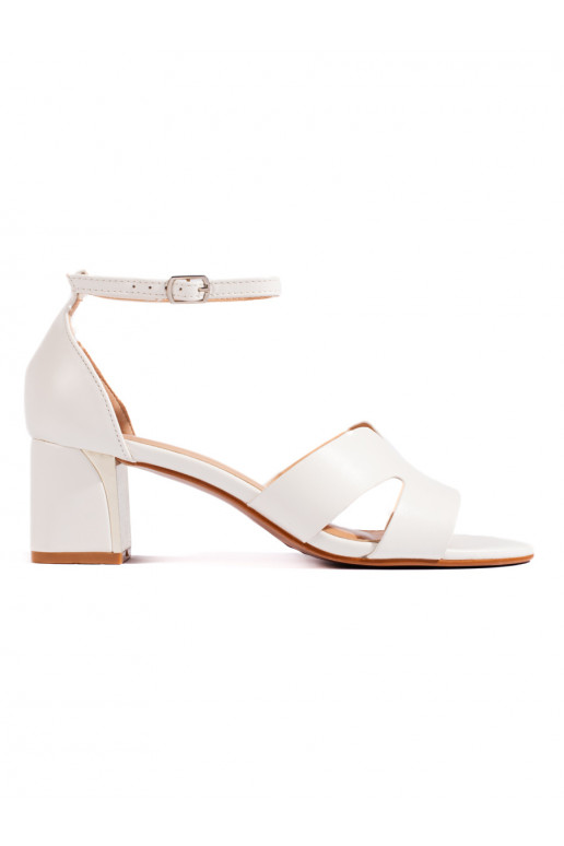 Bílé dámské sandály na podpatku