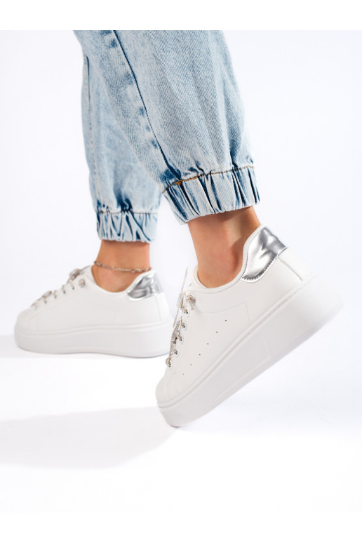 Bílé sportovní boty s motýlky