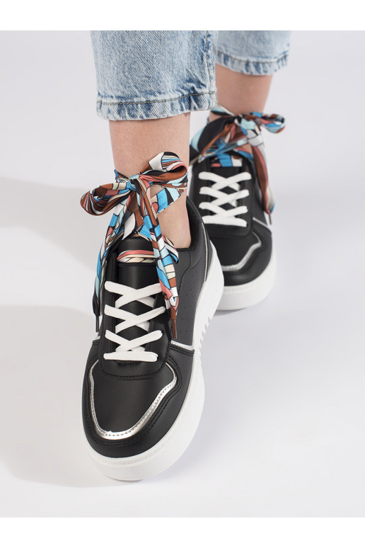 Černé dámské tenisky na zavazování stužkou