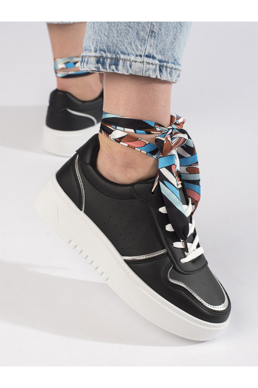 Černé dámské tenisky na zavazování stužkou