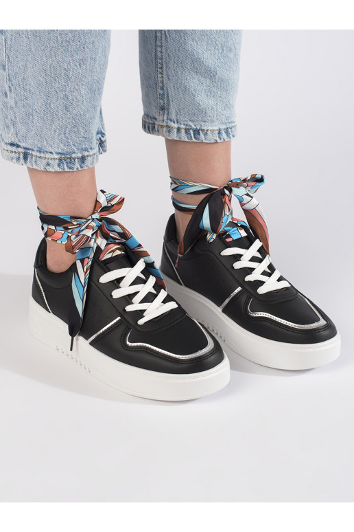 Černé dámské tenisky na zavazování stužkou