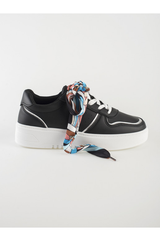 Černé dámské tenisky na zavazování stužkou