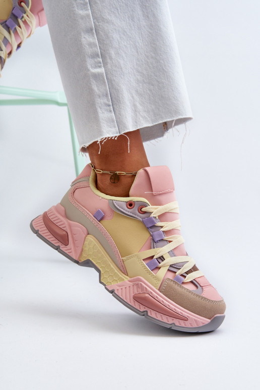 Snekersy su masyviu padu...