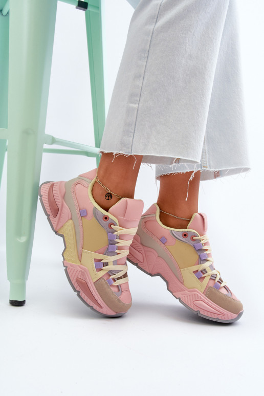 Snekersy su masyviu padu...