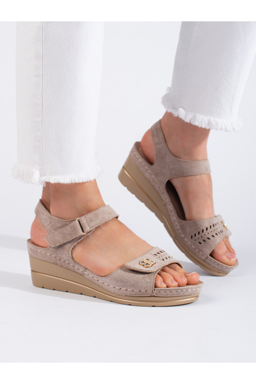 Béžové semišové sandály na klínku