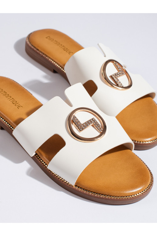 Bílé ploché pantofle se zlatou ozdobou