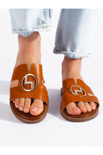 Hnědé ploché pantofle se zlatou ozdobou 2