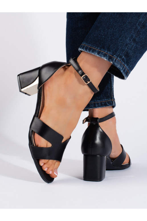 Černé sandály na nízkém podpatku