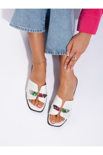Bílé dámské pantofle s ozdobnými kamínky