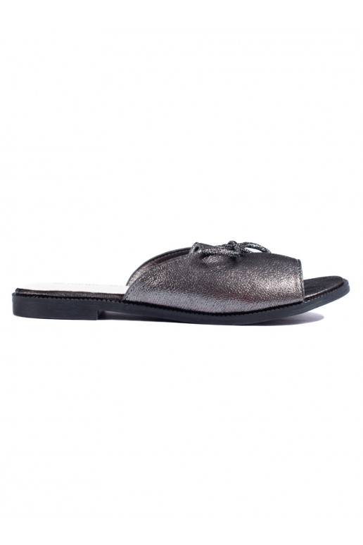 Stříbrné lesklé dámské pantofle