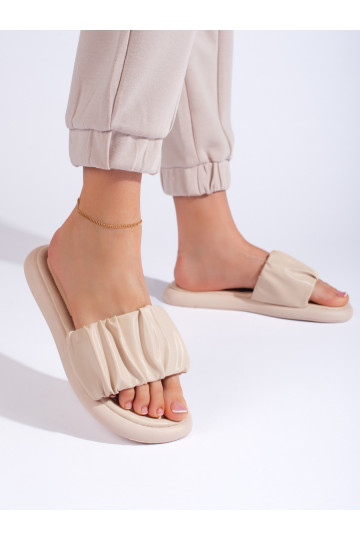 Vrásněné dámské béžové nazouváky