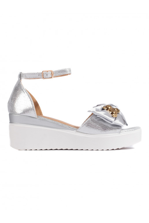 Stříbrné dámské sandály na klínku s mašličkou