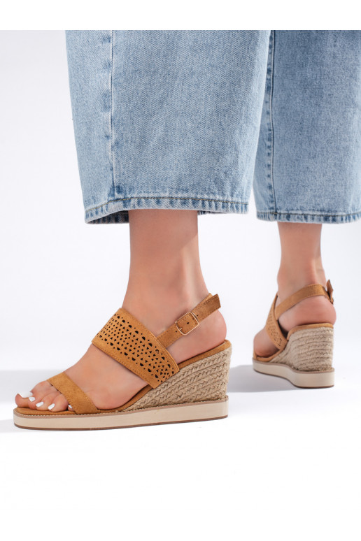 Hnědé dámské sandály na klínku