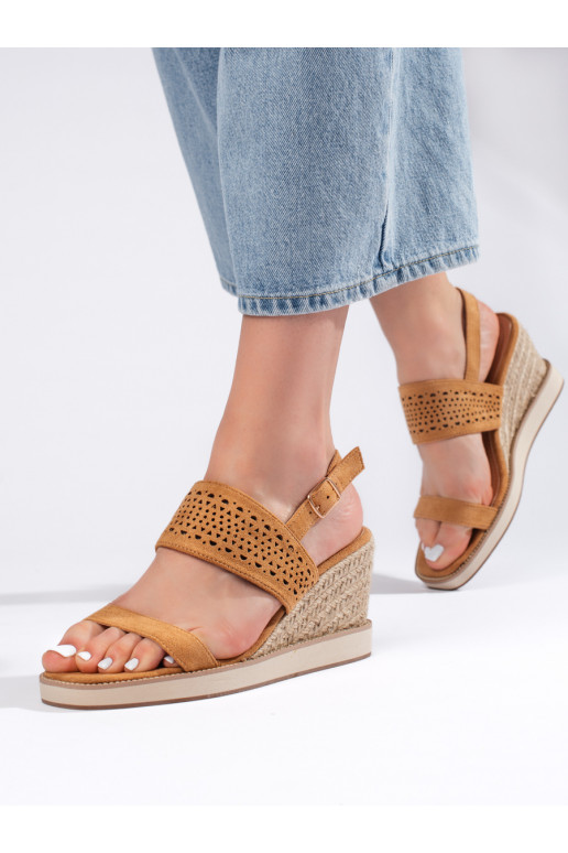 Hnědé dámské sandály na klínku