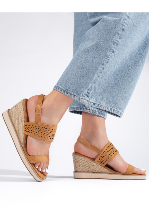Hnědé dámské sandály na klínku