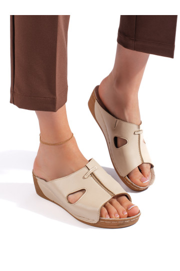 Pohodlné dámské béžové sandály na klínku