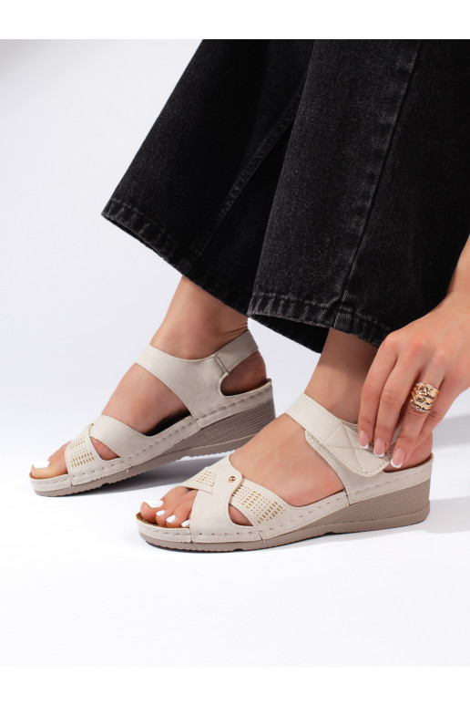 Dámské béžové sandály na klínku se suchým zipem