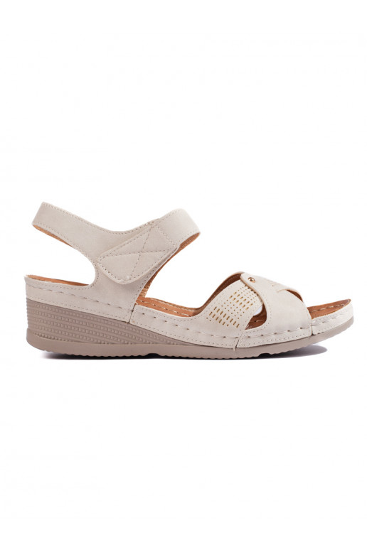 Dámské béžové sandály na klínku se suchým zipem