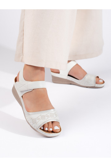 Bílé dámské sandály se suchým zipem 2