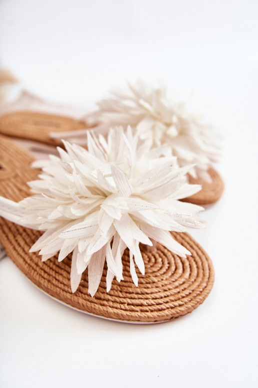 Lengvos šlepetės baltos spalvos iš... Lengvos šlepetės baltos spalvos iš...