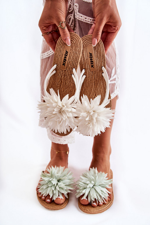 Lengvos šlepetės baltos spalvos iš... Lengvos šlepetės baltos spalvos iš...