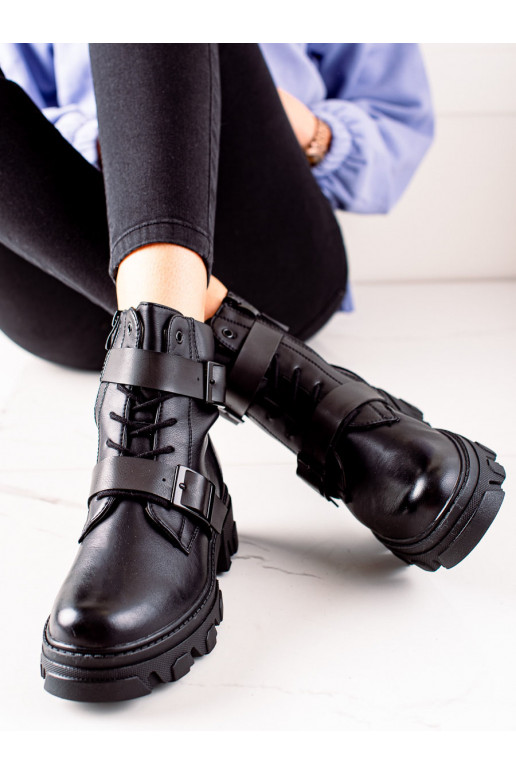 Workery s černými sponami