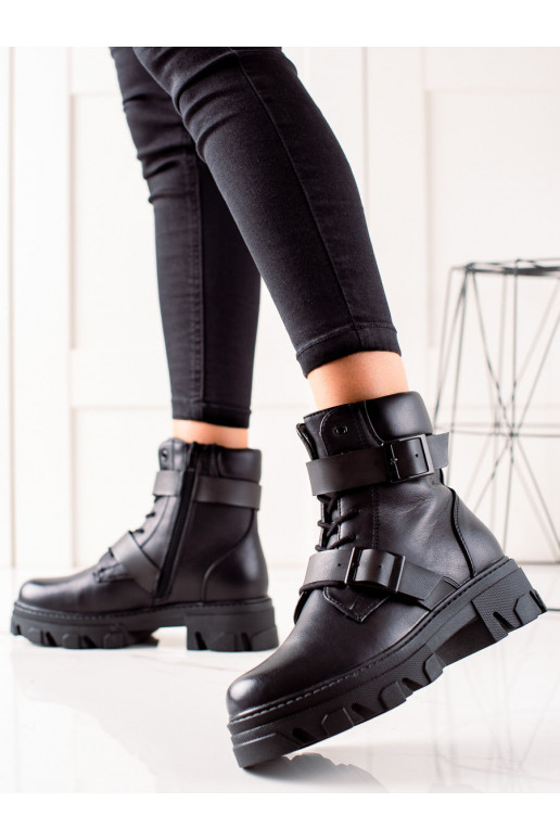 Workery s černými sponami