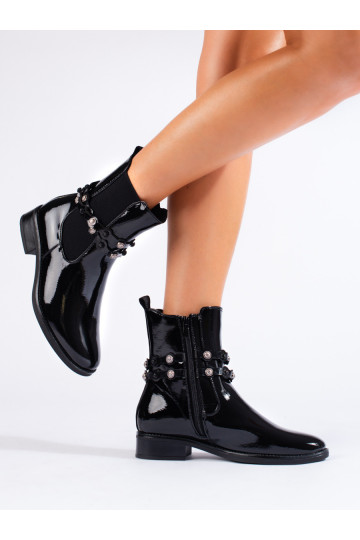 Dámské lakované kotníkové boty na plochém podpatku