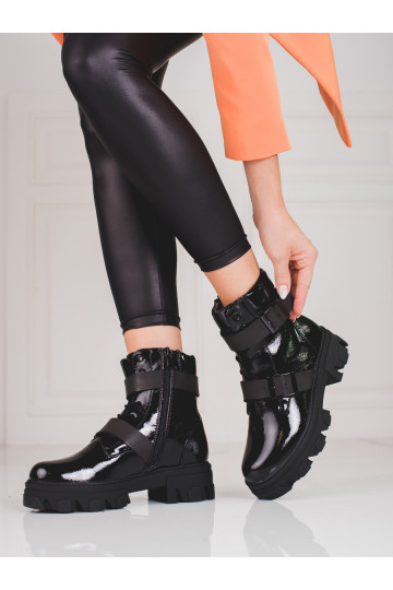 Workery s černými přezkami