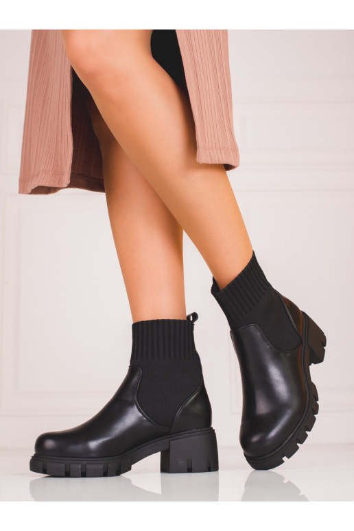 Dámské černé kotníkové boty s pružným svrškem