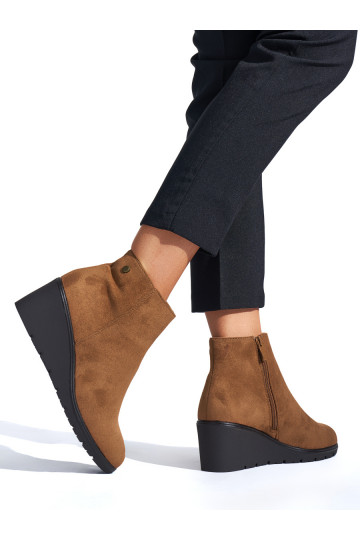 Hnědé kotníkové boty na klínku 2