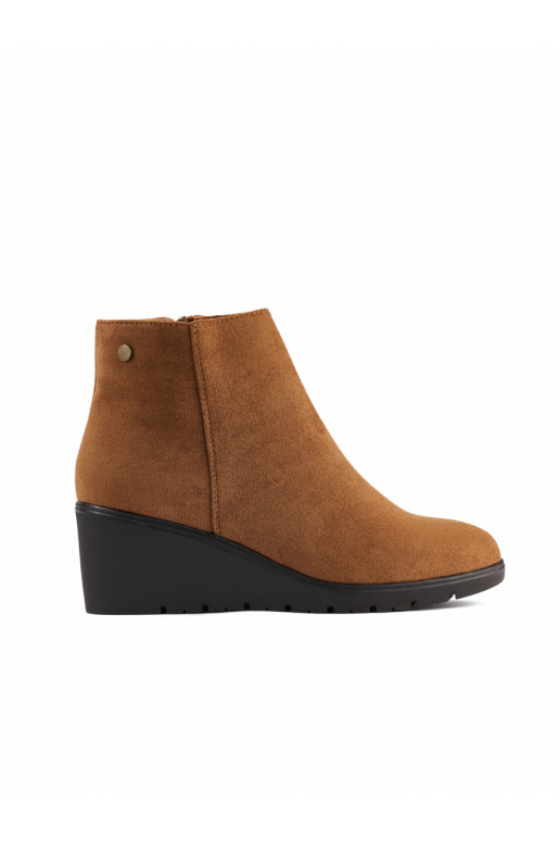 Hnědé kotníkové boty na klínku