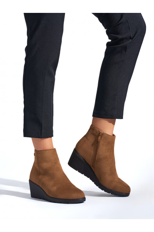 Hnědé kotníkové boty na klínku