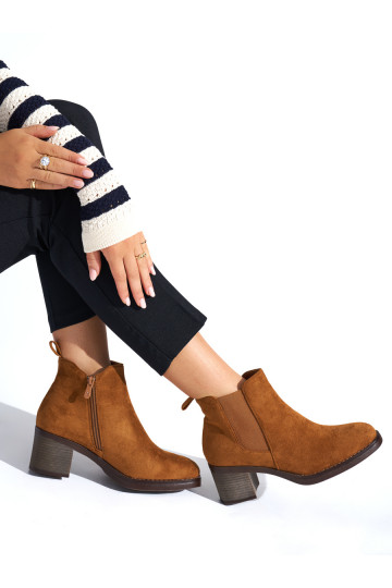 Hnědé klasické kotníkové boty na širokém podpatku 2