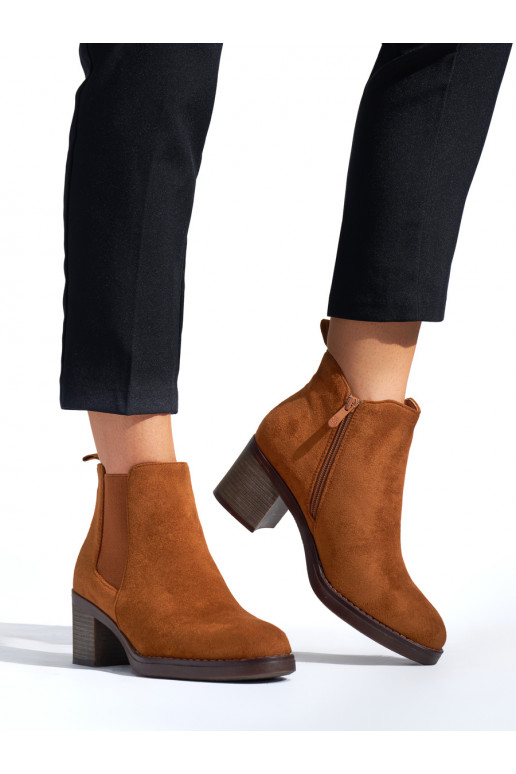 Hnědé klasické kotníkové boty na širokém podpatku