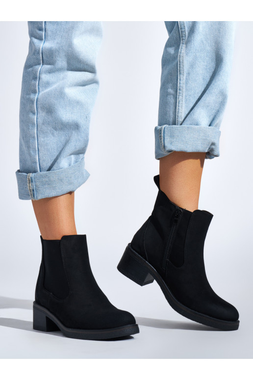 Černé kotníkové boty na nízkém podpatku