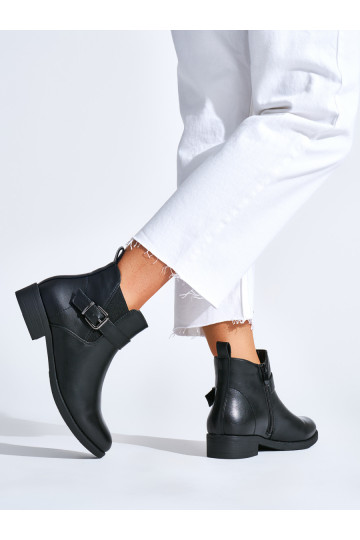 Černé kotníkové boty na plochém podpatku