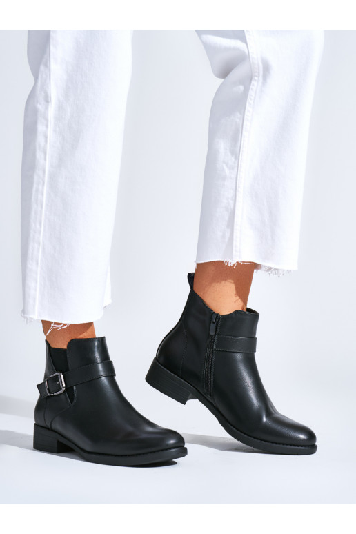 Černé kotníkové boty na plochém podpatku