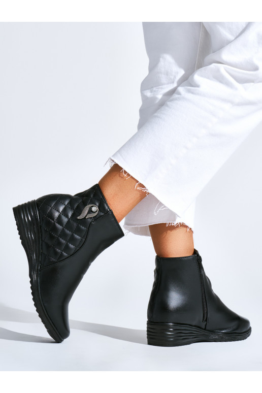 Pohodlné černé kotníkové boty na klínku