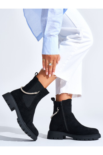 Černé dámské kotníkové boty s ozdobným řetízkem