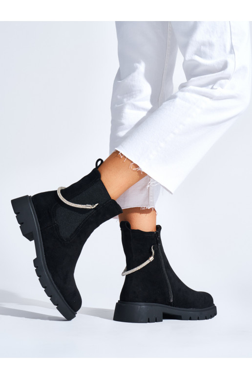Černé dámské kotníkové boty s ozdobným řetízkem