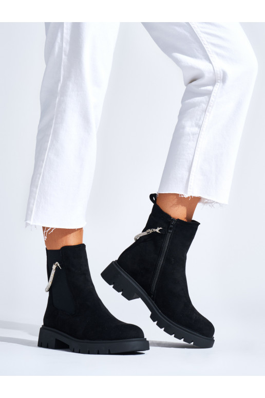 Černé dámské kotníkové boty s ozdobným řetízkem
